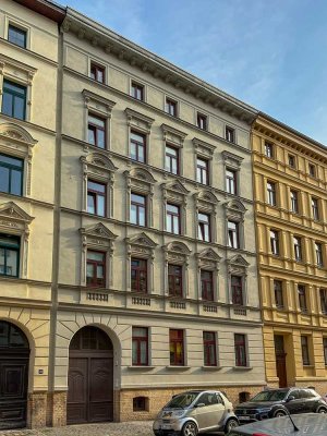 * Wohnen wie im Einfamilienhaus - Bald bezugsfreie Dreiraumwohnung im Hinterhaus mit Terrasse *