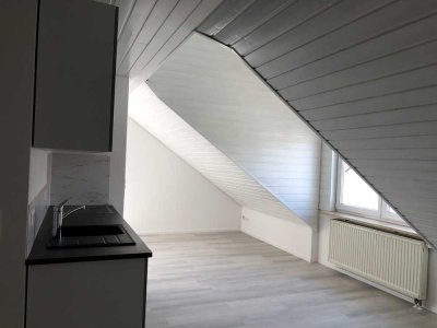 Freundliche und vollständig renovierte 1,5-Zimmer-DG-Wohnung mit Balkon und EBK in Bad Wurzach