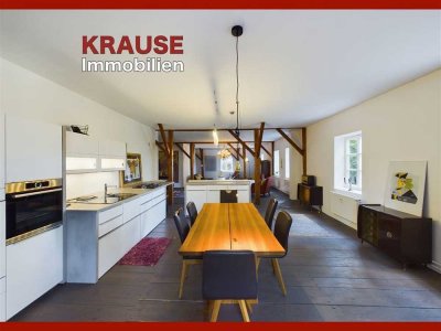 *Wohnen im Schloss* Loft Wohnung mit prominentem Hintergrund!