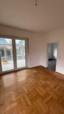 Großzügige 6-Zimmer-Erdgeschosswohnung mit Wintergarten in Münchberg