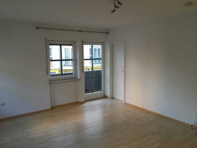 zentrale WG-fähige 2,5-Zimmer-Wohnung mit Balkon und Einbauküche