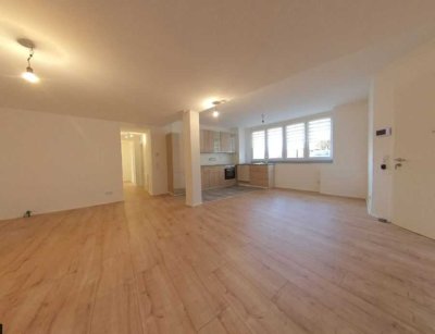 Großzügige, helle 3,5 ZKB ca.95m² Wohnung mit Einbauküche, inklusive Strom und Internet