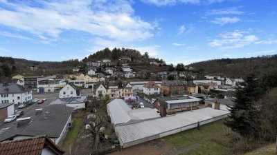 Schuch Immobilien - 3 ZKB mit Ausblick und eigenem Garten - frisch renoviert