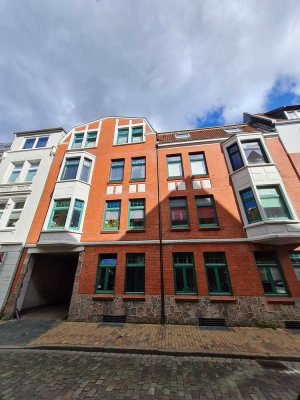 Schöne Altbau Wohnung mit Erker, Stuck und Einbauküche