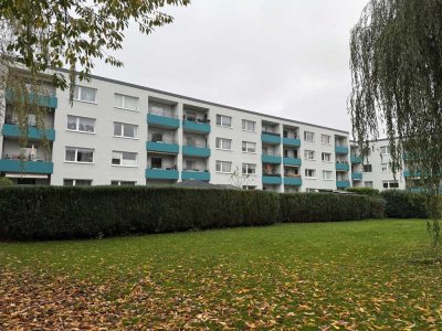 Geschmackvolle 3-Raum-Wohnung mit Balkon und Einbauküche in Kiel