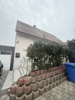 Charmantes Einfamilienhaus mit Einbauküche, zwei Bäder, Garage, wie auch Garten.