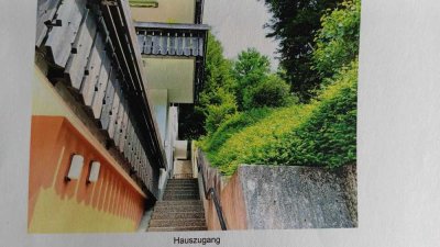 Geschmackvolle, gepflegte 2-Zimmer-Wohnung mit geh. Innenausstattung mit Balkon und EBK