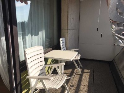 Helle, möblierte 2,5-Zimmer-Wohnung mit zwei Balkonen und Einbauküche in Frankfurt am Main