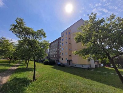 Modernes Bad, ruhige Lage, ERSTBEZUG, Balkon, nähe Schule, Kindergarten in der Nähe.