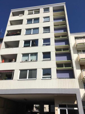 Geschmackvolle Erdgeschosswohnung mit einem Zimmer sowie Balkon und EBK in Frankfurt