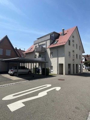 Weilheim, 3 Zimmerwohnung mit vielen Extras und 2 Carports. Bezugsfrei.