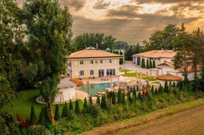 Villa mit Park und weiteren Gebäuden nahe München