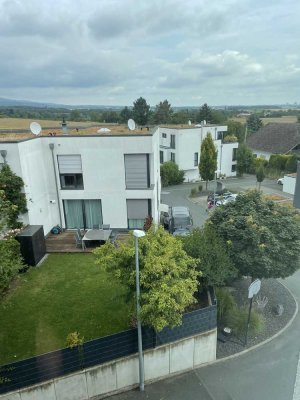 Neuwertige Wohnung in begehrter Lage zu Feld und Wald m. drei Zimmern sowie Balkonen/ EBK in Hofheim