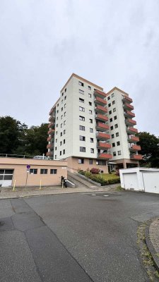 Modernisierte Wohnung mit drei Zimmern sowie Balkon und EBK in Koblenz