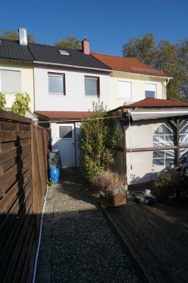 Reihenmittelhaus mit Garten, Carport und Garage