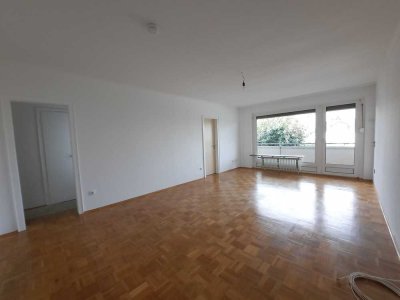 Renovierte 3- Zimmer-Wohnung mit Balkon und Einbauküche und Garage in Solingen-Ohligs