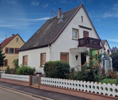 In Verhandlung: Schöner Garten und ein kleines freistehendes Einfamilienhaus mit Garage