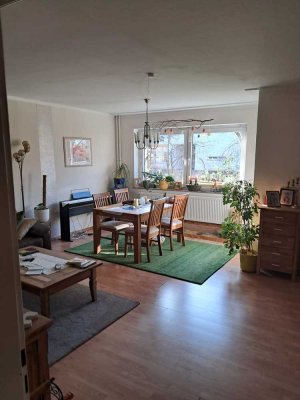 Attraktive und neuwertige 4-Zimmer-Wohnung mit Balkon