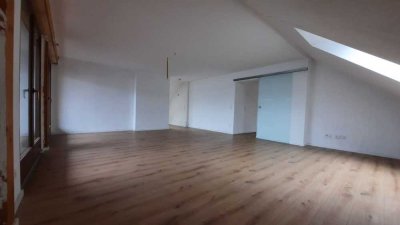 Großräumige und lichtdurchflutete 3,5-Zimmer-Dachgeschosswohnung mit Balkon in Mühlacker