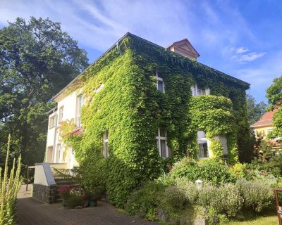 Villa zur Doppelnutzung mit großer Gartenoase sucht Liebhaber