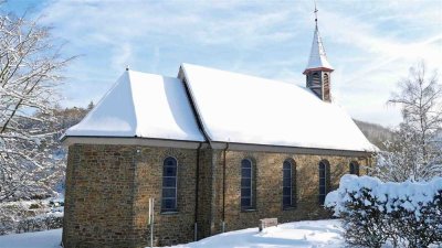 Stilvolle, kleine Bruchsteinkirche in Morsbach OT Ellingen