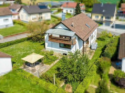 Freistehendes Zweifamilienhaus mit großem Garten und viel Potential in Reichenbuch zu verkaufen