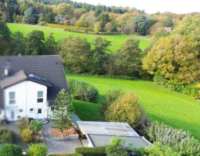 Geräumige Doppelhaushälfte mit Vollkeller und Garage direkt an der Natur von Ittenbach!