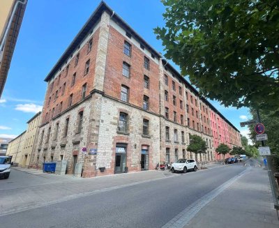 Blick über Bamberg: Top-vermietete, möblierte Studentenwohnung im Dachgeschoss, inkl. TG-Stellplatz