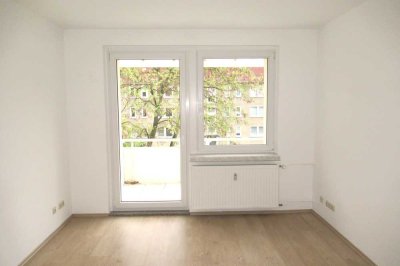 * * *ZWEI-Raum-Wohnung mit BALKON und DUSCHKABINE* * *