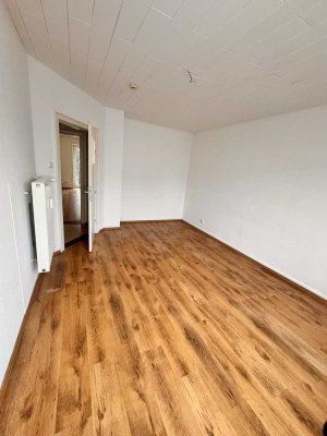 Neu sanierte und renovierte 3 Zimmer Wohnung mit Balkon !