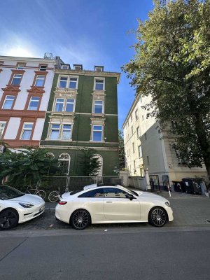 Sanierungsbedürftiger Rohdiamant mit Skylineblick | 2ZKB + Dachgeschoss