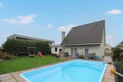 Home sweet home: Einfamilienhaus mit Garten, PV-Anlage, Pool und Garage