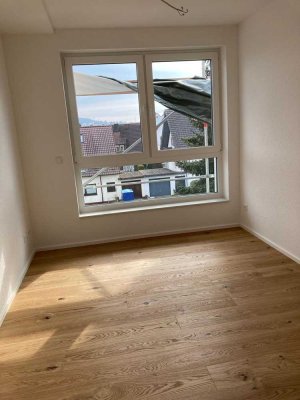 Erstbezug: Schöne, helle 3-Zimmer-Wohnung mit Einbauküche, Balkon und Dachterrasse