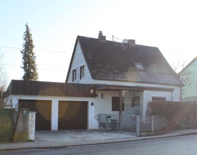 Einfamilienhaus mit Doppelgarage und großem Garten