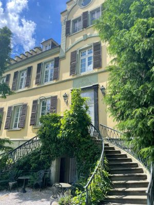 WOHNEN IM SCHLOSS! Romantische Dachgeschosswohnung über 2 Etagen mit Balkon