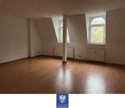 Perfekte Dachwohnung mit großem Balkon und tollen Blick in den grünen Innenhof!