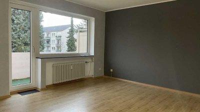 2-Zimmerwohnung mit Wannenbad und Balkon mit hotsell separater Küche in Düsseldorf-Garath