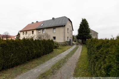 Doppelhaushälfte mit Hofstelle und großzügigem Grundstück