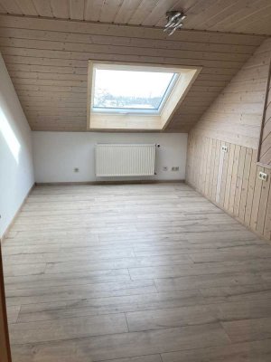 Helle 1,5-Zimmer-Dachgeschosswohnung in Hohenlinden