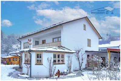 Außerordentlich gepflegtes Zweifamilienhaus mit Burgblick für gehobene Ansprüche