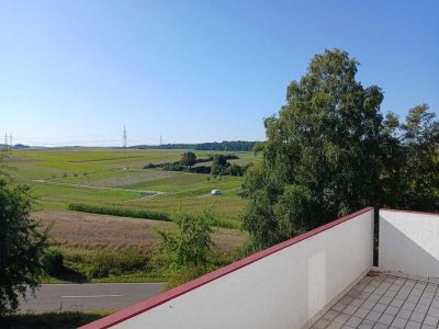 Erstbezug nach Sanierung mit Balkon: Stilvolle 3-Raum-Dachgeschosswohnung mit geh. Innenausstattung