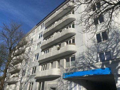 Winterhude-Nord - großzügiger Altbau mit Holzdielen, großer Küchenbereich, Balkon, Wannenbad, 1.OG