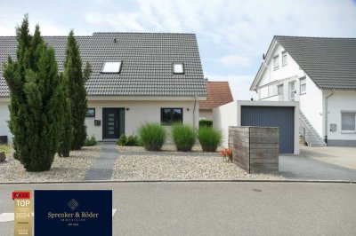 Neuwertige Doppelhaushälfte mit PV-Anlage, Garage & Garten