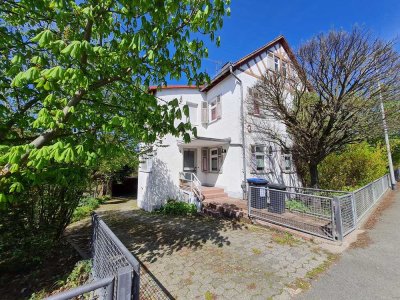 Sanierungsobjekt! Wohnen im ehemaligen Pfarrhaus mit Doppelcarport, Garage und großem Grünareal!