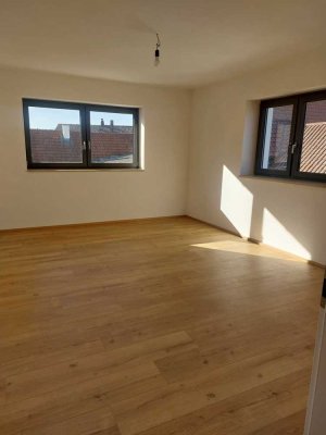 1000 € - 97 m² 
Kernsanierte, lichtdurchflutete 3 Zimmer Wohnung, Erstbezug, im Stadtteil Woffenbach