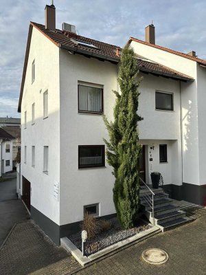 Im Herzen Langenaus – Sehr gepflegtes Reiheneckhaus mit Terrasse, großzügiger Garage und Stellplatz