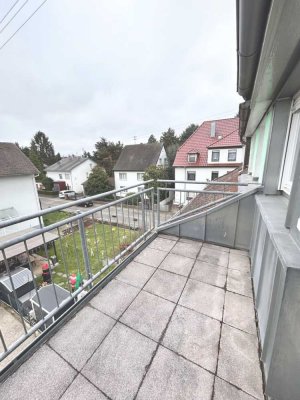 7149 - Wohlfühlcharakter: Renovierte 3-Zimmerwohnung mit Dachterrasse!