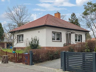 Gepflegter Bungalow mit Teilkeller, offenem Kamin und schönem Garten in Stichstraße Berlin-Biessdorf