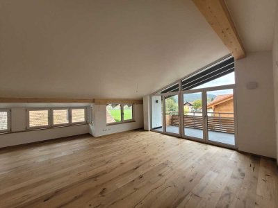 Stilvolle 4-Zimmer-Dachgeschosswohnung mit gehobener Innenausstattung mit Balkon in Oberstaufen