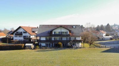 Modernisierter Wohntraum in idyllischer Lage - helle Dachgeschosswohnung mit Balkon & Stellplatz